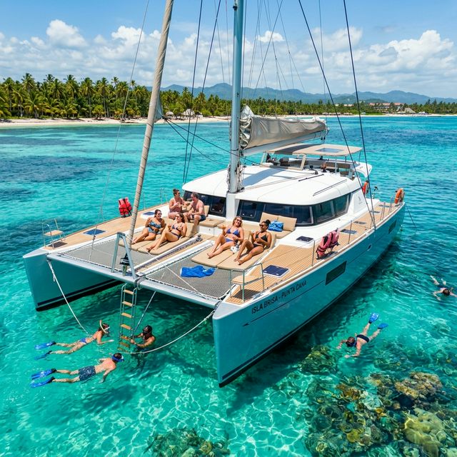 Catamarán navegando en aguas cristalinas del Caribe
